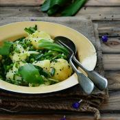 Insalata di patate piselli e aglio orsino