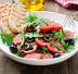 Insalata con olive, pomodori e salamino piccante