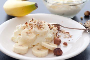 Banane con panna e granella di nocciole