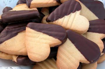 Biscotti ricoperti al cioccolato fondente