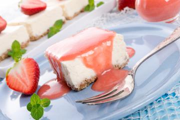 Cheesecake con salsa alle fragole