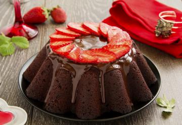 Ciambellone al cacao con fragole e glassa al cioccolato