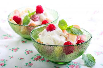 Macedonia con gelato alla vaniglia e menta