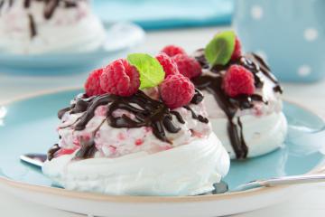 Meringhe con crema di lamponi e cioccolato