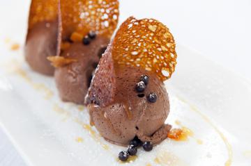 Mousse al cioccolato con cialda di pandoro