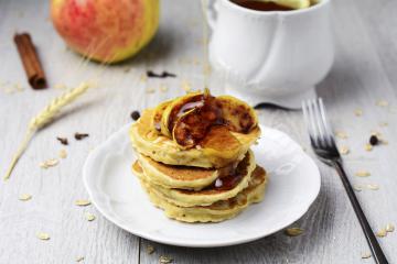 Pancake di farina d'avena con mele caramellate