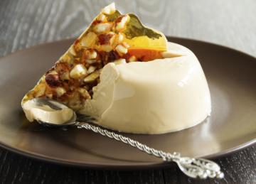 Panna cotta al caffè con croccante alle nocciole