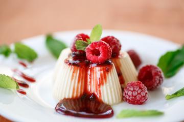 Panna cotta con coulis di lamponi