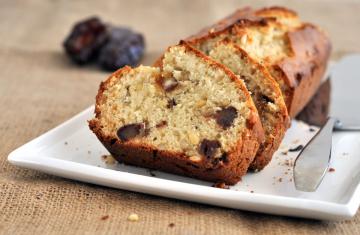 Plumcake con pinoli e prugne