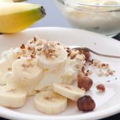 Banane con panna e granella di nocciole