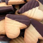 Biscotti ricoperti al cioccolato fondente