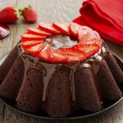Ciambellone al cacao con fragole e glassa al cioccolato