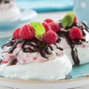 Meringhe con crema di lamponi e cioccolato