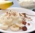 Banane con panna e granella di nocciole