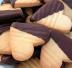 Biscotti ricoperti al cioccolato fondente