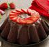 Ciambellone al cacao con fragole e glassa al cioccolato