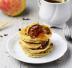 Pancake di farina d'avena con mele caramellate