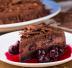 Torta con mousse al cioccolato e amarene sciroppate