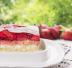 Torta di pan di spagna con gelatina alle fragole