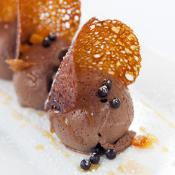 Mousse al cioccolato con cialda di pandoro
