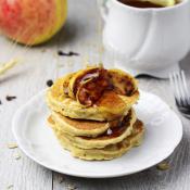 Pancake di farina d'avena con mele caramellate