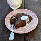 Torta al cioccolato con salsa alla vaniglia