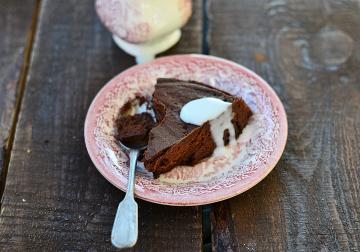 Torta al cioccolato con salsa alla vaniglia