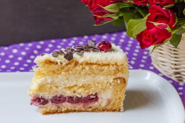 Torta con crema e amarene