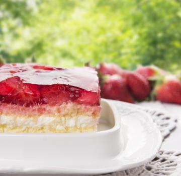 Torta di pan di spagna con gelatina alle fragole