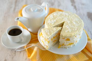 Torta soffice con crema chantilly e pesche sciroppate