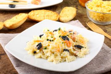Farfalle con caviale e salmone affumicato