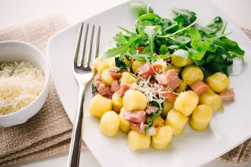 Gnocchi con pancetta e rucola