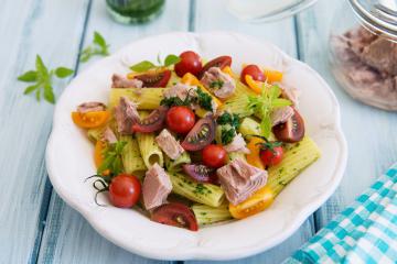 Insalata di pasta al tonno e pomodorini misti