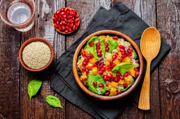 Insalata di quinoa, patate, cipolla, basilico e melagrana