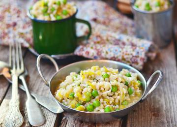 Insalata di riso e orzo con pisellini freschi