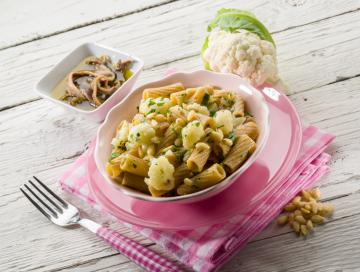 Maccheroni con cavolfiore, acciughe e pinoli