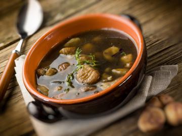 Minestra di funghi e castagne