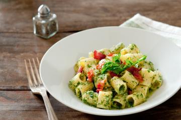 Pasta con pesto di prezzemolo e prosciutto crudo
