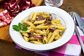 Pasta con radicchio e pancetta