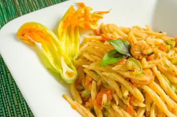 Pasta fiori di zucca e gamberetti