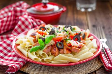 Pasta fredda con olive e pomodorini