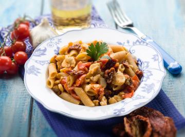 Penne con ragù di pesce e pomodorini secchi
