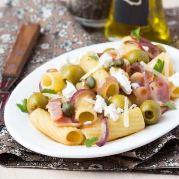 Rigatoni con pancetta, olive e feta