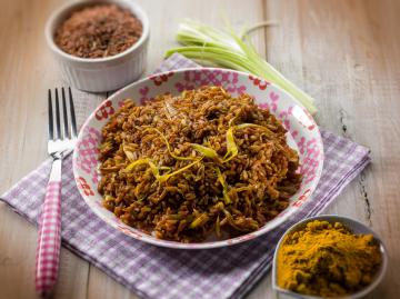 Riso rosso con curry e porri