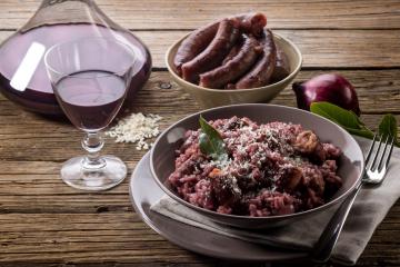Risotto al vino rosso e salsiccia