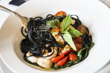 Spaghetti al nero di seppia con gamberetti e pomodorini