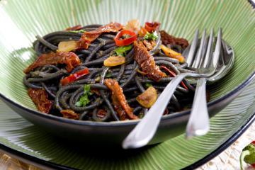 Spaghetti al nero di seppia con pomodori secchi e mandorle