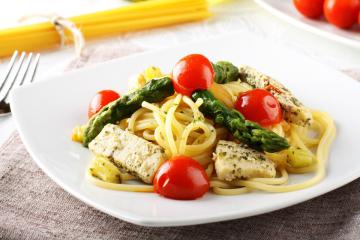 Spaghetti con asparagi e pesce spada