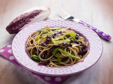 Spaghetti con porri e radicchio