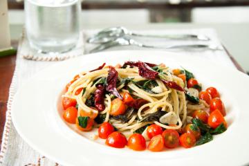 Spaghetti con radicchio e pomodorini